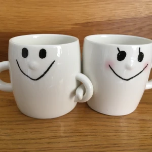 Japanska par Muggar - Japanska super gulliga parihopp muggar som kan göra armkrok. Perfekt för att dela mellan bästisen eller kärleksparet.    Under kopparna står det ”Nakayoshi par” vilket betyder en nära vän på Japanska.  Skick: Oanvända och nyskick. Storleken: ca 6.5cm i höjd,  7.5cm i diameter Vikt: 411g  Om ni köper flera saker om mig så ser jag till att frakta tillsammans för att få minsta möjliga fraktpris.