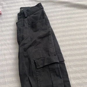 Byxor/jeans  - Oanvända byxor, fickor på sidorna 