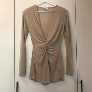 Urringad byxdress  - Jättefin byxdress från Nelly i nyskick! Guld färg och storlek 34.