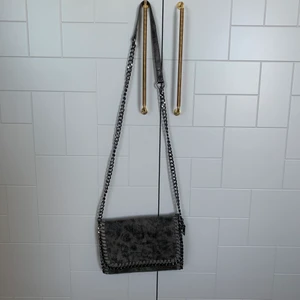 Handväska  - Så fin handväska i jättefin färg som går att matcha till ALLT! Köpt i London för två år sedan 💗💗