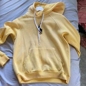 En snygg gul Ralph Lauren hoodie. Köpt för något år sen därav jag ej vet priset, men använder ej längre. Har en liten fläck på armen, vet ej om den går bort eller ej.
