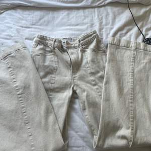 Säljer dessa jeans från Lindex, storlek 34. Använda fåtal gånger, har ett svart litet märke som man knappt märker av. Köpta för 499:-, säljs för 150:-. Kan tänkas mötas upp vid Vällingby området, kan diskuteras. Kan också frakta.