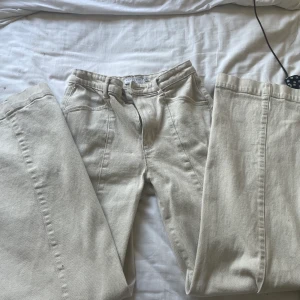 Snygga beiga jeans - Säljer dessa jeans från Lindex, storlek 34. Använda fåtal gånger, har ett svart litet märke som man knappt märker av. Köpta för 499:-, säljs för 150:-. Kan tänkas mötas upp vid Vällingby området, kan diskuteras. Kan också frakta.