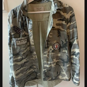 ZARA KAMOUFLAGE JACKA - Tvär snygg kamouflage jacka från Zara!❤️‍🔥 Tycär lite för liten för mig:( Lägg ett bud i komentarerna💛 Kan mötas upp i Stockholm eller frakta (kunden står för frakten)