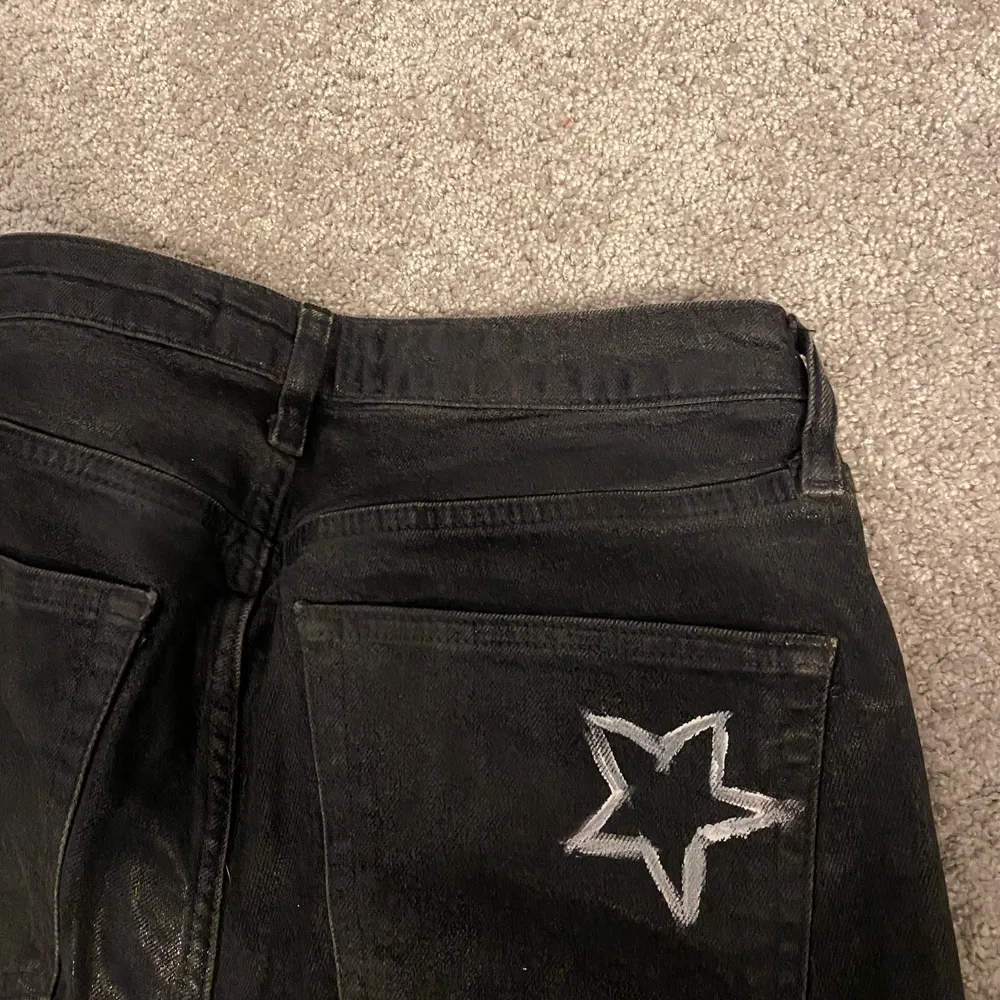 Tänkte sälja dessa superfina svarta skimriga jeans från Zara! En stjärna på bakfickan och slits nertill🤍🤍🤍storlek 36. Jeans & Byxor.