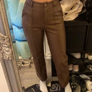 Bruna skinnbyxor - Superfina raka skinnbyxor från design by si. Säljes då de är för korta på mig som är 175. Stl S. Nypris 500kr Nyskick