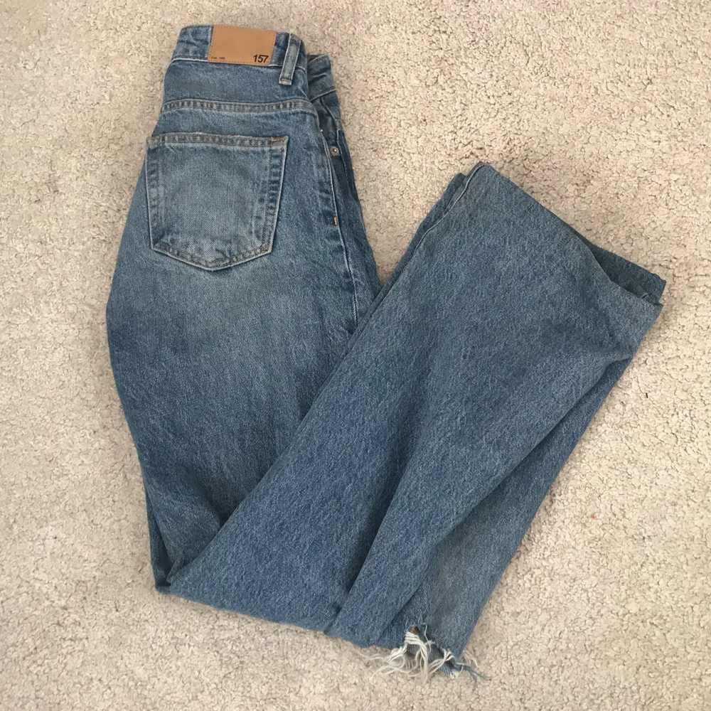 Säljer ett par vida jeans i modellen Boulevard från lager 157. Köpta i höstas men är i bra skick😊  De är uppsydda några centimeter så jag skulle säga att de passar folk som är runt 160.  Kontakta mig privat för fler bilder eller frågor😊. Jeans & Byxor.