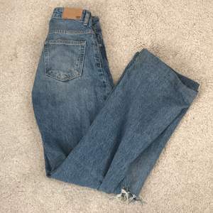 Säljer ett par vida jeans i modellen Boulevard från lager 157. Köpta i höstas men är i bra skick😊  De är uppsydda några centimeter så jag skulle säga att de passar folk som är runt 160.  Kontakta mig privat för fler bilder eller frågor😊