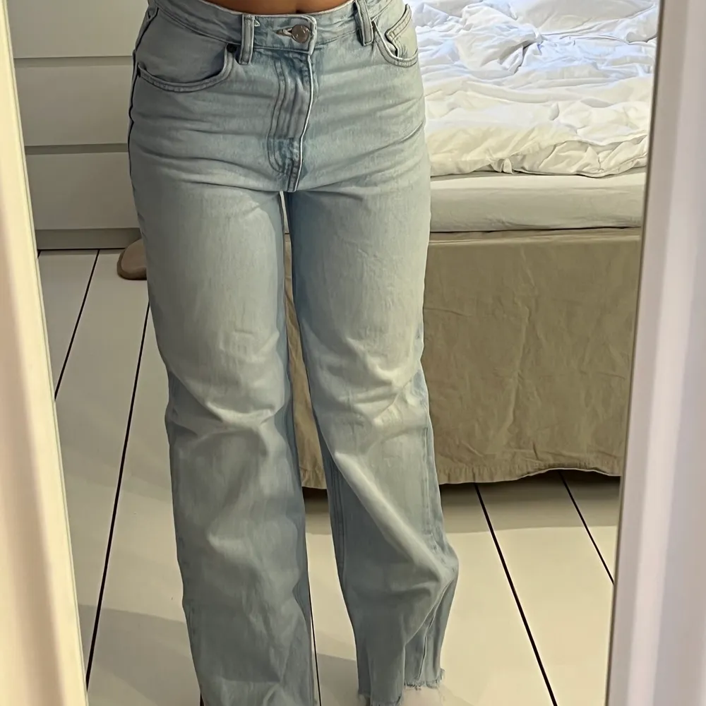 Ett par ljusblå jeans från Zara som jag fått många komplimanger för. Tycker dock själv inte de sitter bra på mig och väljer därför att sälja dem. De är klippta längst ned. På sista bilden ser man hur långa de är på mig som är 160 cm. Frakt tillkommer💙 . Jeans & Byxor.