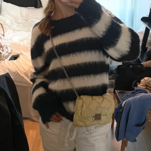 Väska från Hm - säljer min så söta gula väska i fint skick!✨ Går egentligen inte att justera bandet, men om man skruvar bandet ett varv i väskan innan man stänger den så kan man ändra längd!😊 Kan mötas upp i Sthlm eller frakta men då står du för frakten💕