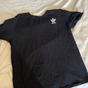 En svart T-shirt från Filippinerna så den är ej äkta. Köparen står för frakt och betalning sker via Swish 🤗
