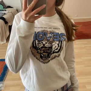 Tröja från Only - Säljer denna tröjan från only som är till barn 13-14 men passar mig som har S-XS. Väldigt sparsamt använd  