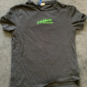 Tshirt med tryck  - Tshirt med tryck för alla halloween älskare ♥️ Säljer den eftersom det aldrig kommit till användning och har bara legat i min garderob dom senaste åren.  Storleken är M.  Vid frågor hör gärna av dig så löser vi det ♥️