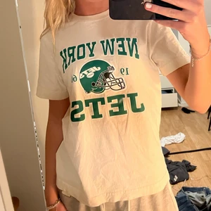 Tshirt  - Tshirt med tryck på från hm i stl xs, knappt använd