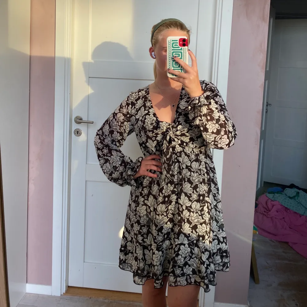 Klänning från nakd aldrig använt, säljer en blus i samma mönster oxå. Mekot.
