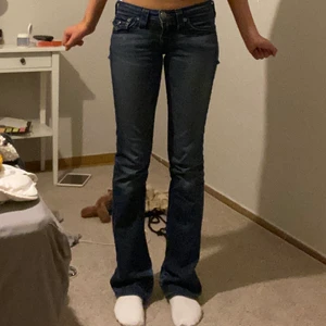 True religion jeans  - BUDGIVNINGEN SLUTAR NÄR JAG FÅR ETT HÖGT PRIS JAG VILL SÄLJA DE FÖR.Jeansen är i väldigt bra skick! Om ni har frågor kan ni skriva privat. Kommer köra budgivning på jeansen, om ni budar måste ni kunna betala priset. Startpris: 200kr.💗💗