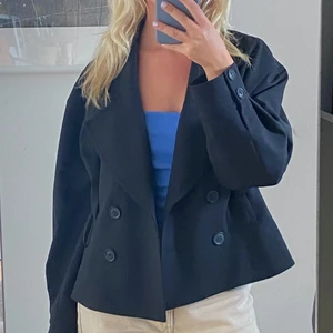 & other stories kavaj - Säljer denna kavajen från & other stories! Nyskick då jag aldrig använt den, lapp finns kvar. Kavajen är i storlek 38 men passar 36 också. 💕 köpt för runt 1000 kr