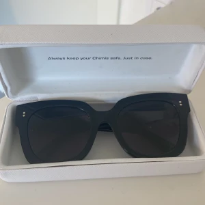 Chimi solglasögon 008 BERRY - Säljer nu mina chimi solglasögon i färgen Berry storlek 008. Använda ett fåtal gånger och inga repor💖 Köpta för 1200kr mitt pris 500kr!🤩💓