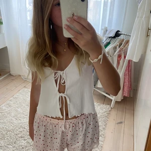 topp/tshirt - fin topp eller vad man nu ska kalla det för från monki, passar superbra att ha över ett linne eller bara utan någonting alls☺️bara använd ett par få gånger!