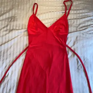 Jätte fin röd klänning från Boohoo i storlek S🌸