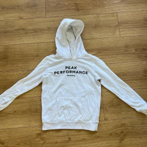 Hoodie  - Snygg hoodie från peak performance, passar en storlek XS/S