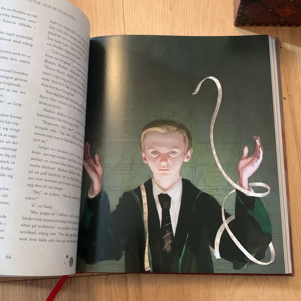 Harry Potter och de vises Sten bok, inbunden, med bilder på svenska. Nypris 300kr. . Övrigt.