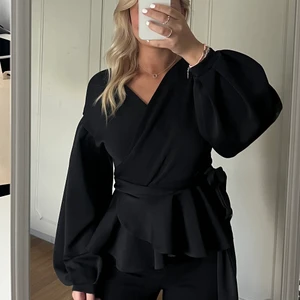 Svart knyttopp - Säljer denna svarta tröjan som man knyter i midjan, i nyskick. Storlek S  Köparen står för eventuell fraktkostnad 