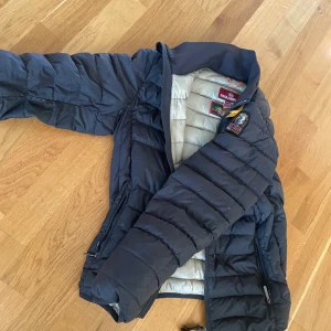 Marin blå parajumper jacka light weight - Säljer en parajumper jackaden är bara använd i en månad och den är storlek 12 år eller s