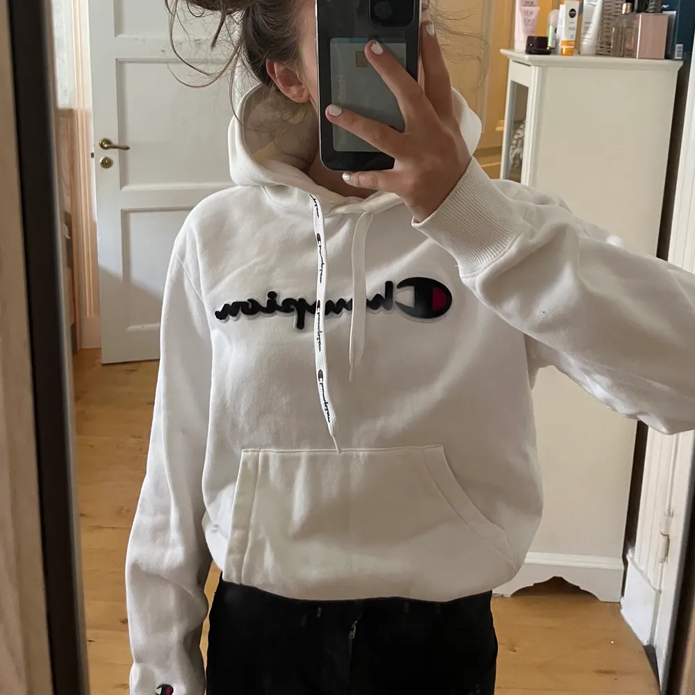 Fin hoodie från champion, säljer då den inte används längre. Super skön med mysig luva.💓. Hoodies.