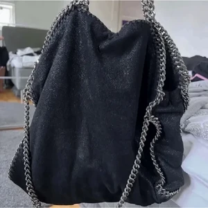 Stella McCartney väska - ★ Säljer min Stella McCartney liknande väska. Köpt för ca 3 år sedan för 550 kr. Är rymlig med många fack, perfekt för skolstarten! Lånade bilder, skriv privat för fler bilder! Köp direkt för 600 kr. ★ TRYCK INTE PÅ ”KÖP NU” 