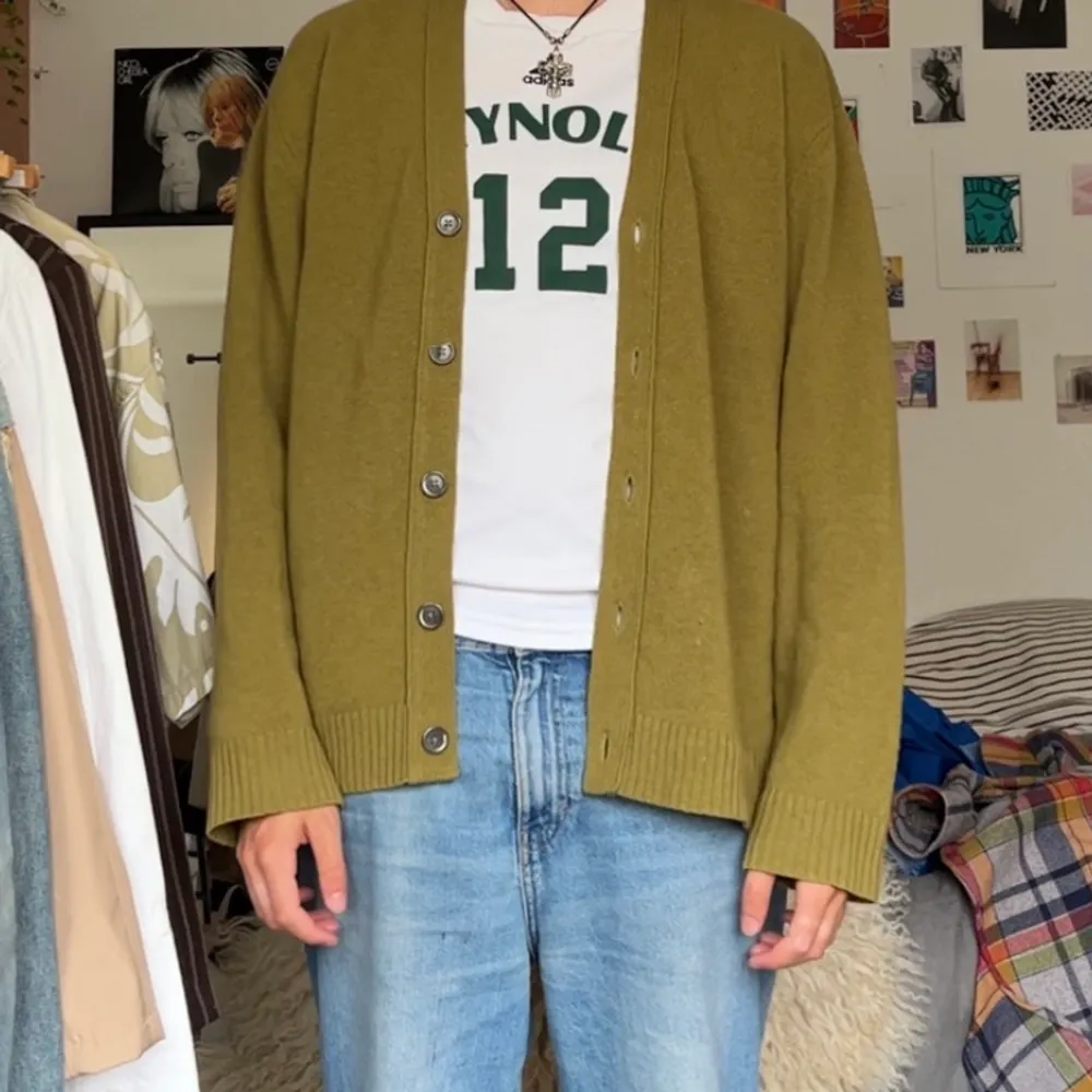 grungy cardigan fits a bit big but i like it. nice green colour fits with nearly everything.. Tröjor & Koftor.