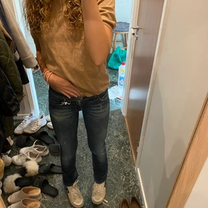 Lågmidjade jeans  - Super fina lågmidjade jeans från nudie❤️ jag är ca 170❤️ de är i storlek 26/34 men skulle mer säga xxs/xs