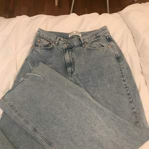 Säljer dessa coola midwaist straight jeans med en ”sne” knäppning ish!! Dom är i storlek 38 men passar sommar 36 också Köpte dom för 359 och säljer för 150!