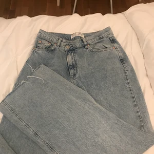 Stradivarius jeans - Säljer dessa coola midwaist straight jeans med en ”sne” knäppning ish!! Dom är i storlek 38 men passar sommar 36 också Köpte dom för 359 och säljer för 150!