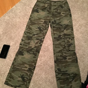 Cargopants - Snygga byxor i storlek s, passar mig som är 169, köpta för 300! Aldrig använda!💕