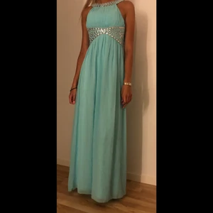 Festklänning - Säljer denna fina klänning i storlek 36. Använt 1 gång så klänningen är som ny. Scarf ingår även till klänningen 