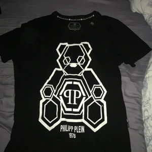 Philipp Plein - En äkta philipp plein t-shirt köpt för 1900   Storlek är M men funkar även för de som har S. Använd några gånger men ser som ny. Pris kan diskuteras 