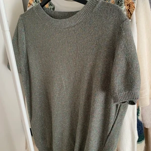 Stickad tshirt - Såå fin stickad glittrig tshirt från zara, köpt secondhand och kmr inte till använding💕💕💕