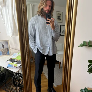 Tröja/skjorta från weekday i st large - Här har vi en så gått som aldrig använd tröja från weekday som bara stått i skåpet och dammat. 