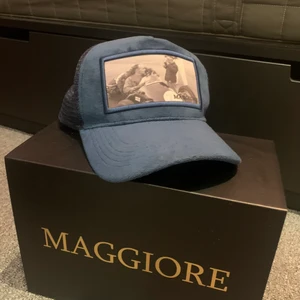 Maggiore c2 - Hej! Nu säljer jag min maggiore keps. En plup har lossnat på baksidan med jag har aldrig haft problem med det☺️