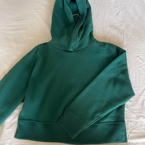 Hoodie - En mörkgrön sprillans ny Zara Hoodie!!! Superduper mjuk och passar perfekt att styla! 💕