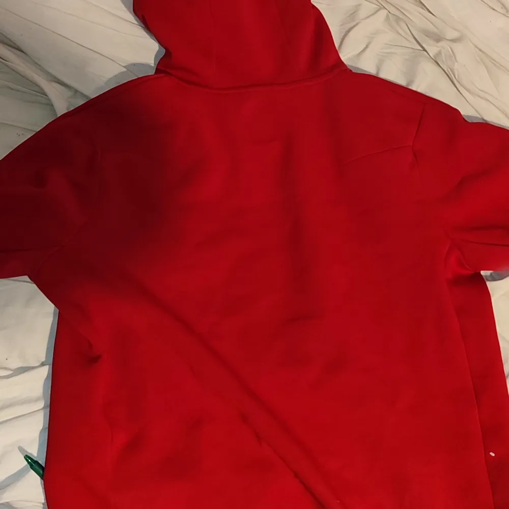 Nike tech fleece i röd köptes från footlocker i bra skick har använts bara 3 gånger köptes i april. Hoodies.