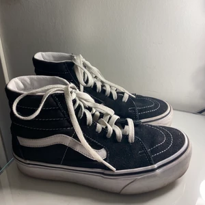 Höga vans - Supersnygga vans skor i den höga modellen, knappt använda💗 strl 38