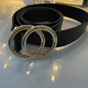 Svart smalt bälte med guld detalj  - Ett snyggt bälte som jag köpte på Ullared för några år sedan men som fortfarande är i bra skick  🤍 (köp helst inte i appen)