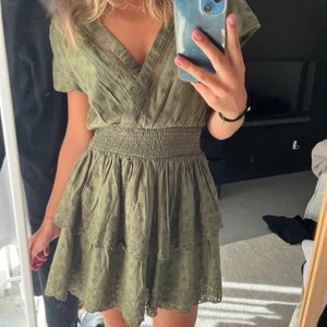 Volangklänning - Säljer denna super fina klänning jag köpte på American Eagle i New York. Den är alltså väldigt unik då den inte finns i Sverige! Den är helt oanvänd❤️