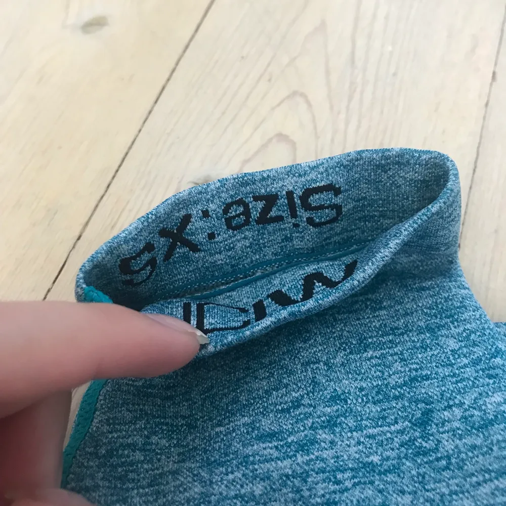Snygga träningsbyxor som tyvärr blivit små på mig 🙁 byxorna är från i can i Will och är köpta för 600. Farkut & Housut.