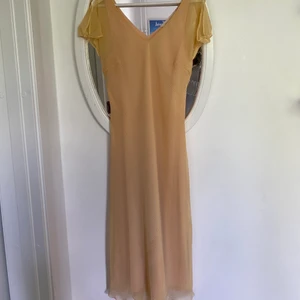 Långklänning gul prickig  - Långklänning, gul med vita små prickar! Fallar superfint men lite för liten för mig. Bär oftast en L! Köpt vintage!  Köparen står för frakt/möts upp i Stockholm! 