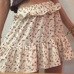 Blommig kort kjol - Flowy mini skirt med små röda & bruna blommor, perfekt till sommar eller höst. Kan mötas i Stockholm innerstad eller så står köparen för frakt