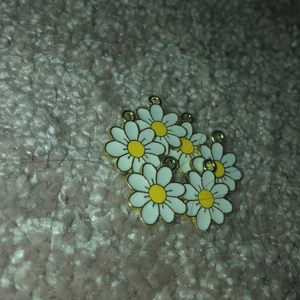 Blomberlocker  - Fina blomberlocker superbra att ha när man gör smycken 