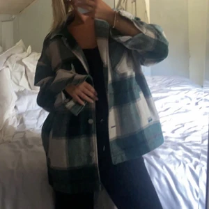 Jacka  - Jättefin jacka som passar perfekt till hösten 🥰 säljes på grund av att jag ej använder den, köparen står för frakten 